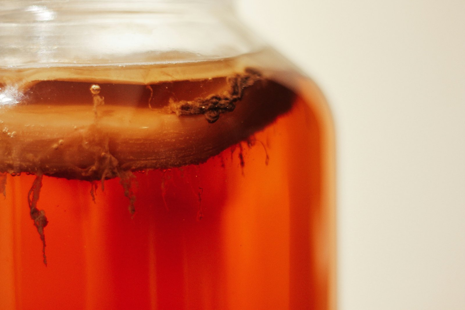 ¿Por qué mi kombucha sabe a vinagre? Causas y soluciones